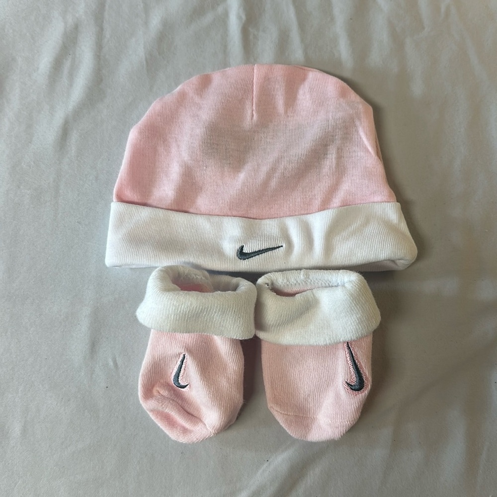 ⭐️ Nike - NWOT - Newborn/Baby hat and sock set. Size 0-6 months